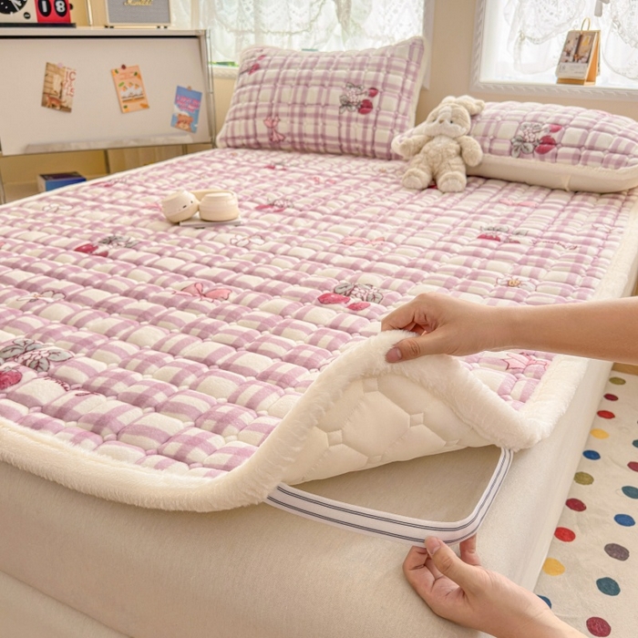 91家纺网 家纺一手货源 找家纺 爱屋及屋 2025新款牛奶绒印花床垫-大床款 紫色草莓