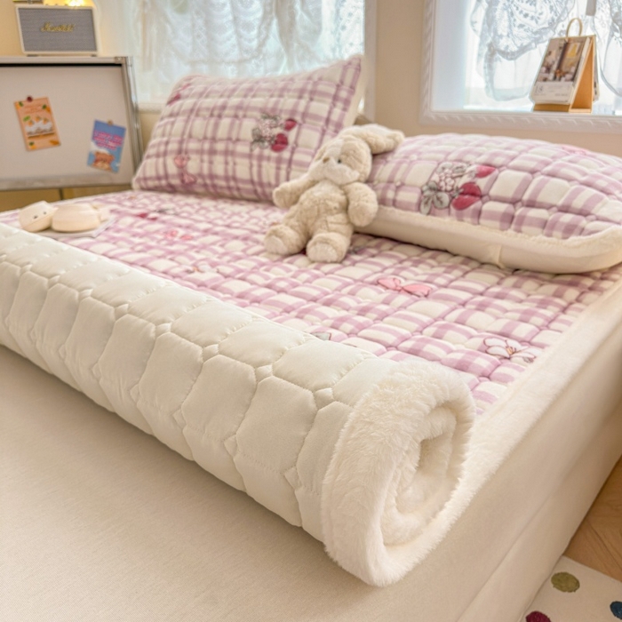 91家纺网 家纺一手货源 找家纺 爱屋及屋 2025新款牛奶绒印花床垫-大床款 紫色草莓