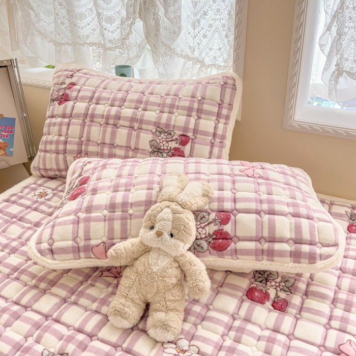 91家纺网 家纺一手货源 找家纺 爱屋及屋 2025新款牛奶绒印花床垫-大床款 紫色草莓