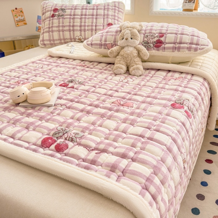 91家纺网 家纺一手货源 找家纺 爱屋及屋 2025新款牛奶绒印花床垫-大床款 紫色草莓