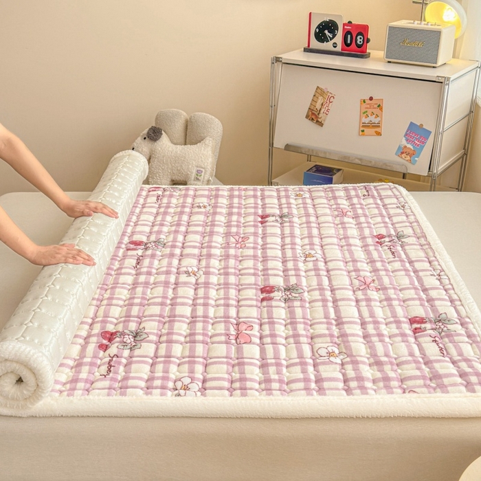 91家纺网 家纺一手货源 找家纺 爱屋及屋 2025新款牛奶绒印花床垫-大床款 紫色草莓