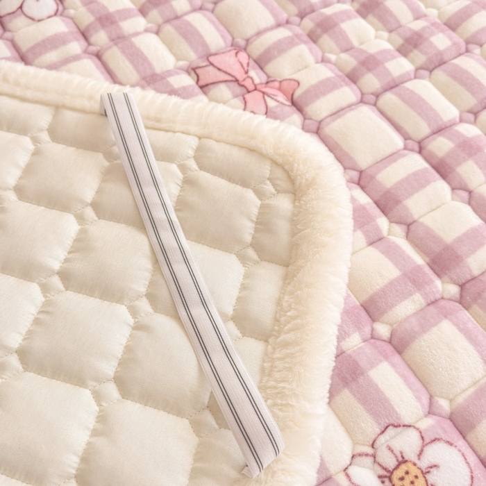 91家纺网 家纺一手货源 找家纺 爱屋及屋 2025新款牛奶绒印花床垫-大床款 紫色草莓