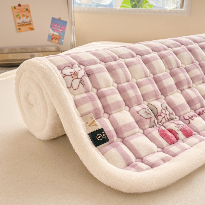 91家纺网 家纺一手货源 找家纺 爱屋及屋 2025新款牛奶绒印花床垫-大床款 紫色草莓