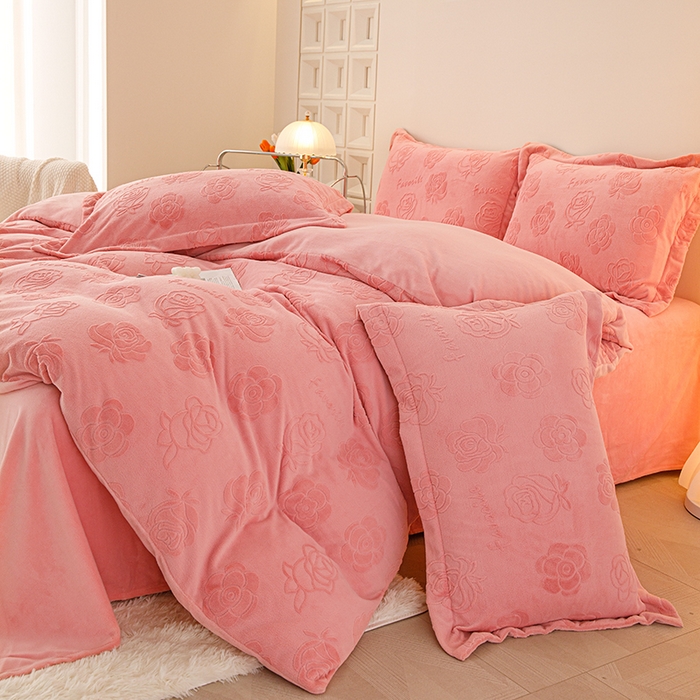 91家纺网 家纺一手货源 找家纺 锦罗绣 2025新款全消光烂花230克牛奶绒四件套 粉玫瑰