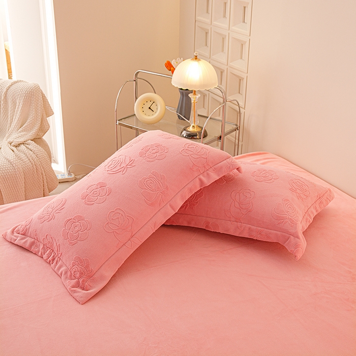 91家纺网 家纺一手货源 找家纺 锦罗绣 2025新款全消光烂花230克牛奶绒四件套 粉玫瑰