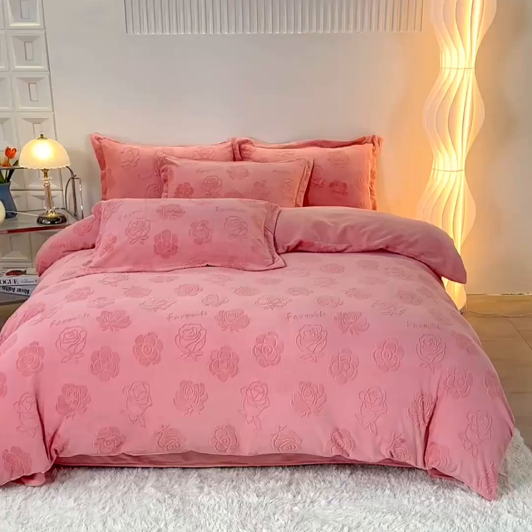 91家纺网 家纺一手货源 找家纺 锦罗绣 2025新款全消光烂花230克牛奶绒四件套 粉玫瑰