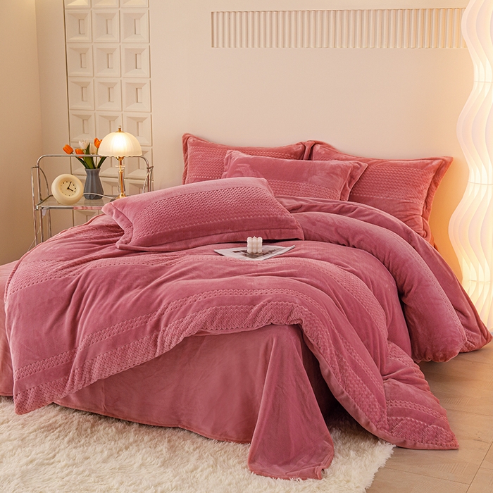 91家纺网 家纺一手货源 找家纺 锦罗绣 2025新款全消光烂花230克牛奶绒四件套 提花豆沙