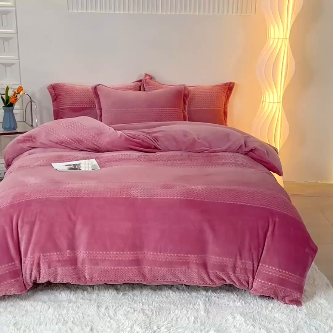 91家纺网 家纺一手货源 找家纺 锦罗绣 2025新款全消光烂花230克牛奶绒四件套 提花豆沙