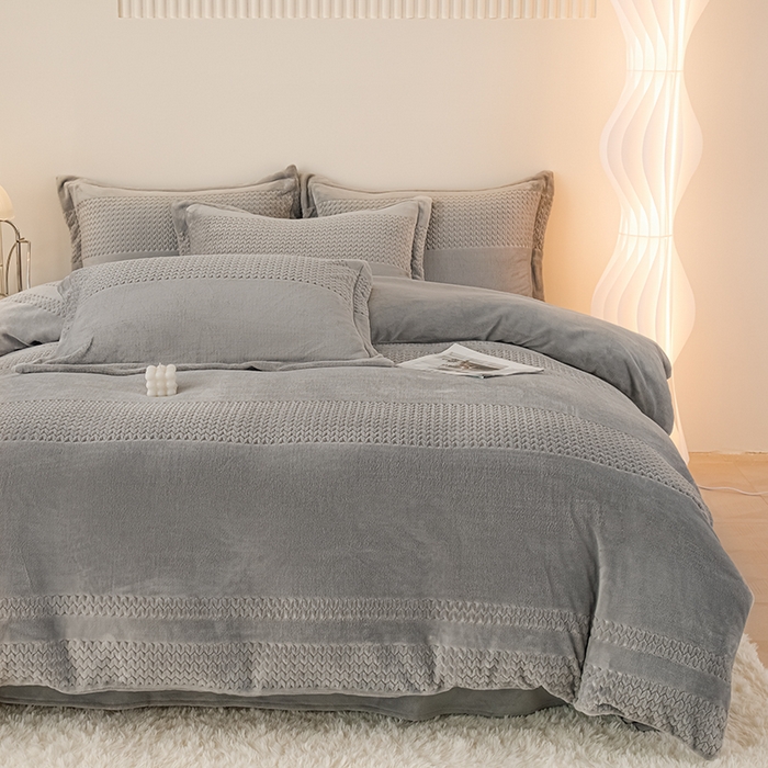 91家纺网 家纺一手货源 找家纺 锦罗绣 2025新款全消光烂花230克牛奶绒四件套 提花灰