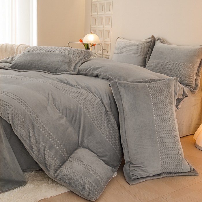 91家纺网 家纺一手货源 找家纺 锦罗绣 2025新款全消光烂花230克牛奶绒四件套 提花灰