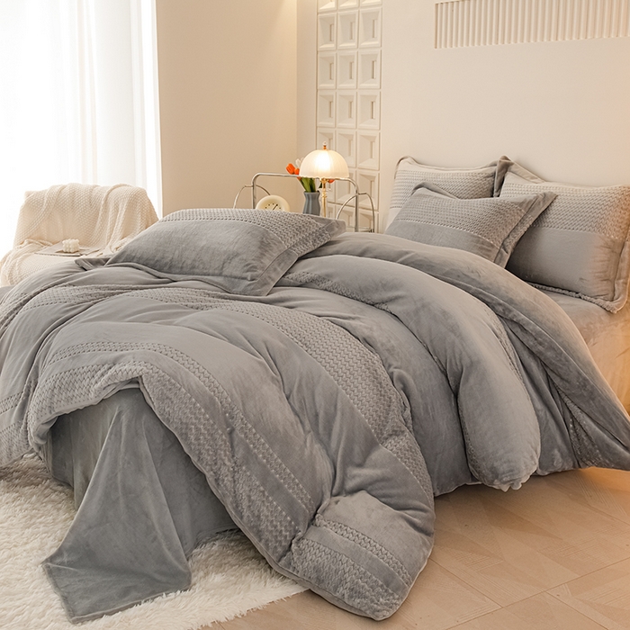 91家纺网 家纺一手货源 找家纺 锦罗绣 2025新款全消光烂花230克牛奶绒四件套 提花灰