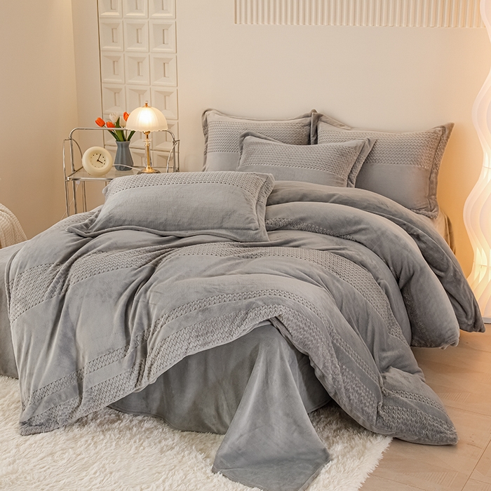 91家纺网 家纺一手货源 找家纺 锦罗绣 2025新款全消光烂花230克牛奶绒四件套 提花灰