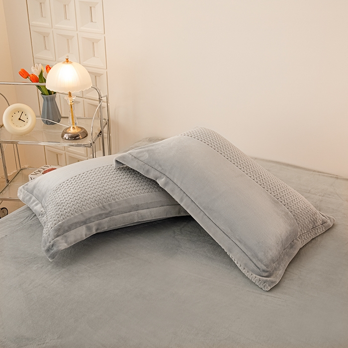 91家纺网 家纺一手货源 找家纺 锦罗绣 2025新款全消光烂花230克牛奶绒四件套 提花灰