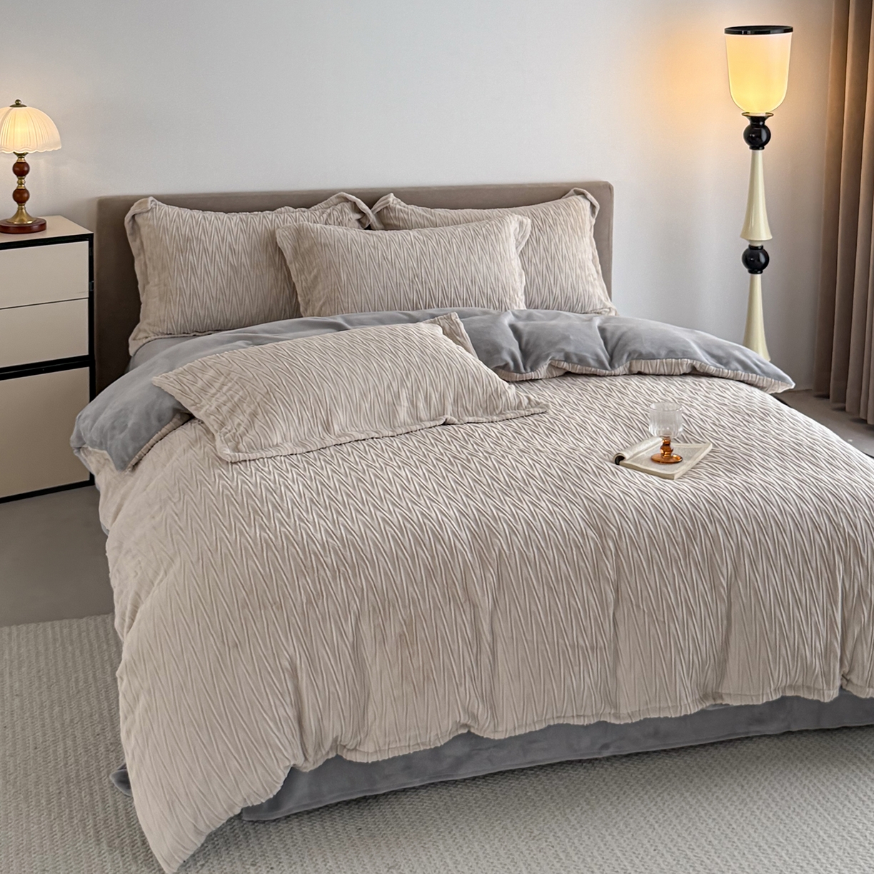 91家纺网 家纺一手货源 找家纺 锦罗绣 2025新款全消光烂花230克牛奶绒单被套 花想容