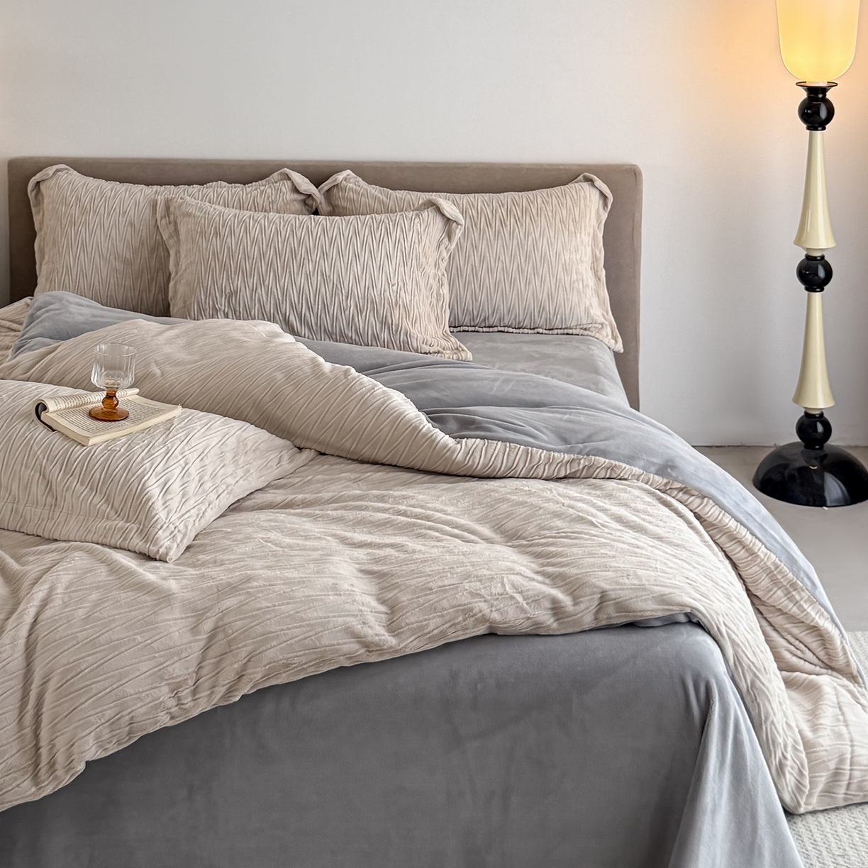 91家纺网 家纺一手货源 找家纺 锦罗绣 2025新款全消光烂花230克牛奶绒单被套 花想容