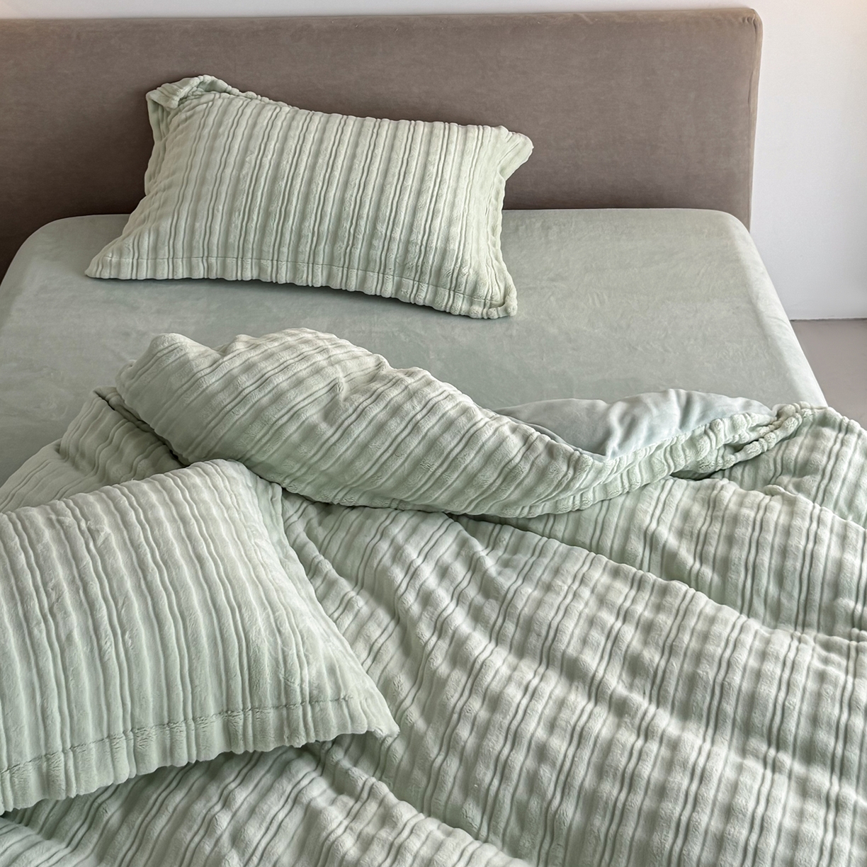 91家纺网 家纺一手货源 找家纺 锦罗绣 2025新款全消光烂花230克牛奶绒单被套 洛伊绿