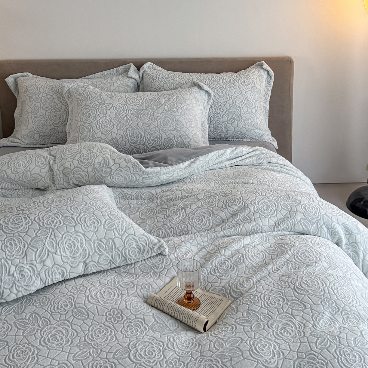 91家纺网 家纺一手货源 找家纺 锦罗绣 2025新款全消光烂花230克牛奶绒单被套 玫瑰香