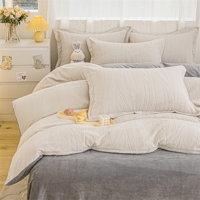 91家纺网 家纺一手货源 找家纺 锦罗绣 2025新款全消光烂花230克牛奶绒单被套 几何-奶白