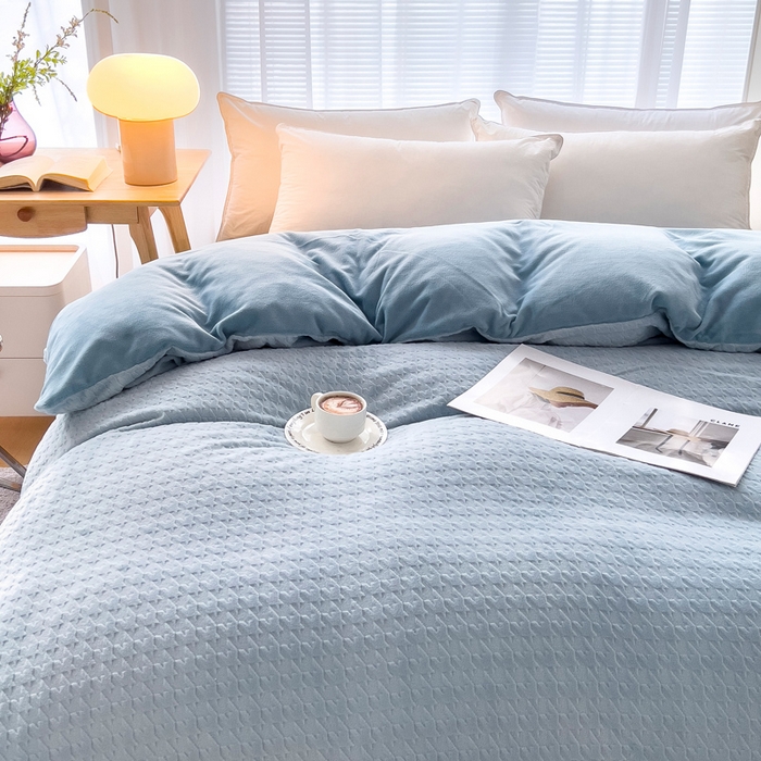 91家纺网 家纺一手货源 找家纺 锦罗绣 2025新款全消光烂花230克牛奶绒单被套 千鸟格-水蓝