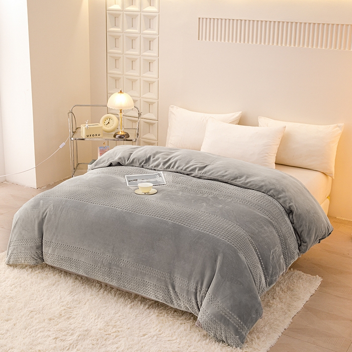 91家纺网 家纺一手货源 找家纺 锦罗绣 2025新款全消光烂花230克牛奶绒单被套 提花-灰