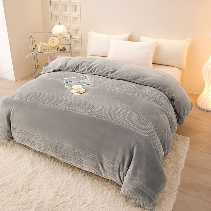 91家纺网 家纺一手货源 找家纺 锦罗绣 2025新款全消光烂花230克牛奶绒单被套 提花-灰