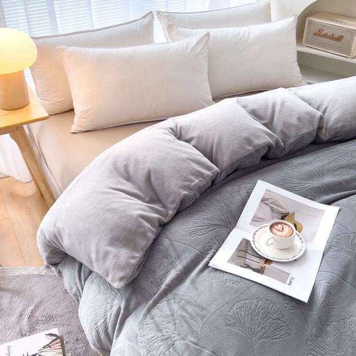 91家纺网 家纺一手货源 找家纺 锦罗绣 2025新款全消光烂花230克牛奶绒单被套 银杏叶-灰