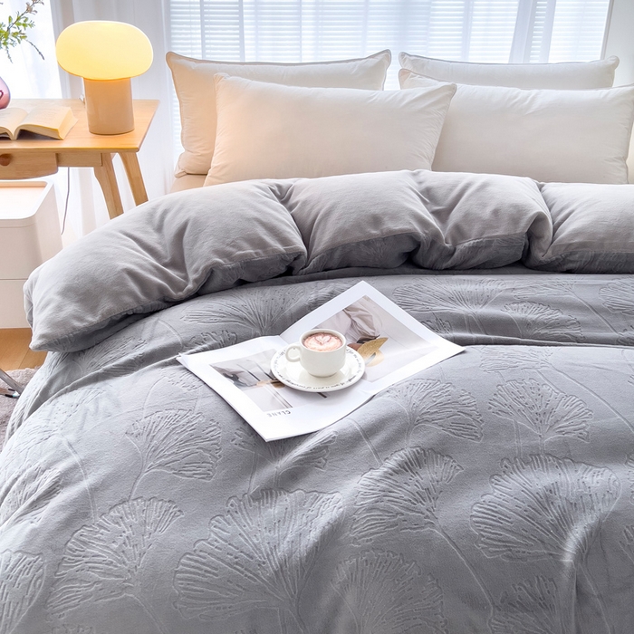 91家纺网 家纺一手货源 找家纺 锦罗绣 2025新款全消光烂花230克牛奶绒单被套 银杏叶-灰