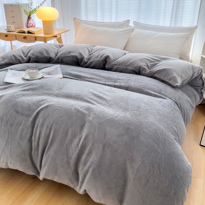 91家纺网 家纺一手货源 找家纺 锦罗绣 2025新款全消光烂花230克牛奶绒单被套 银杏叶-灰