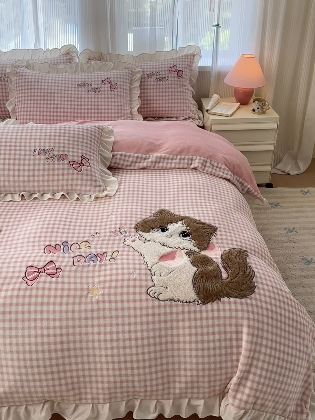 91家纺网 家纺一手货源 找家纺 （总）易禾 2025新款韩版牛奶绒卡通兔毛贴布刺绣床单款床笠款四件套三件套小奶猫系列（专版）