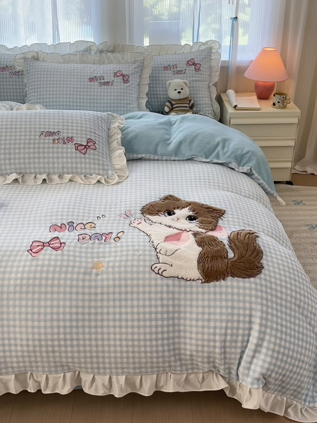 91家纺网 家纺一手货源 找家纺 （总）易禾 2025新款韩版牛奶绒卡通兔毛贴布刺绣床单款床笠款四件套三件套小奶猫系列（专版）