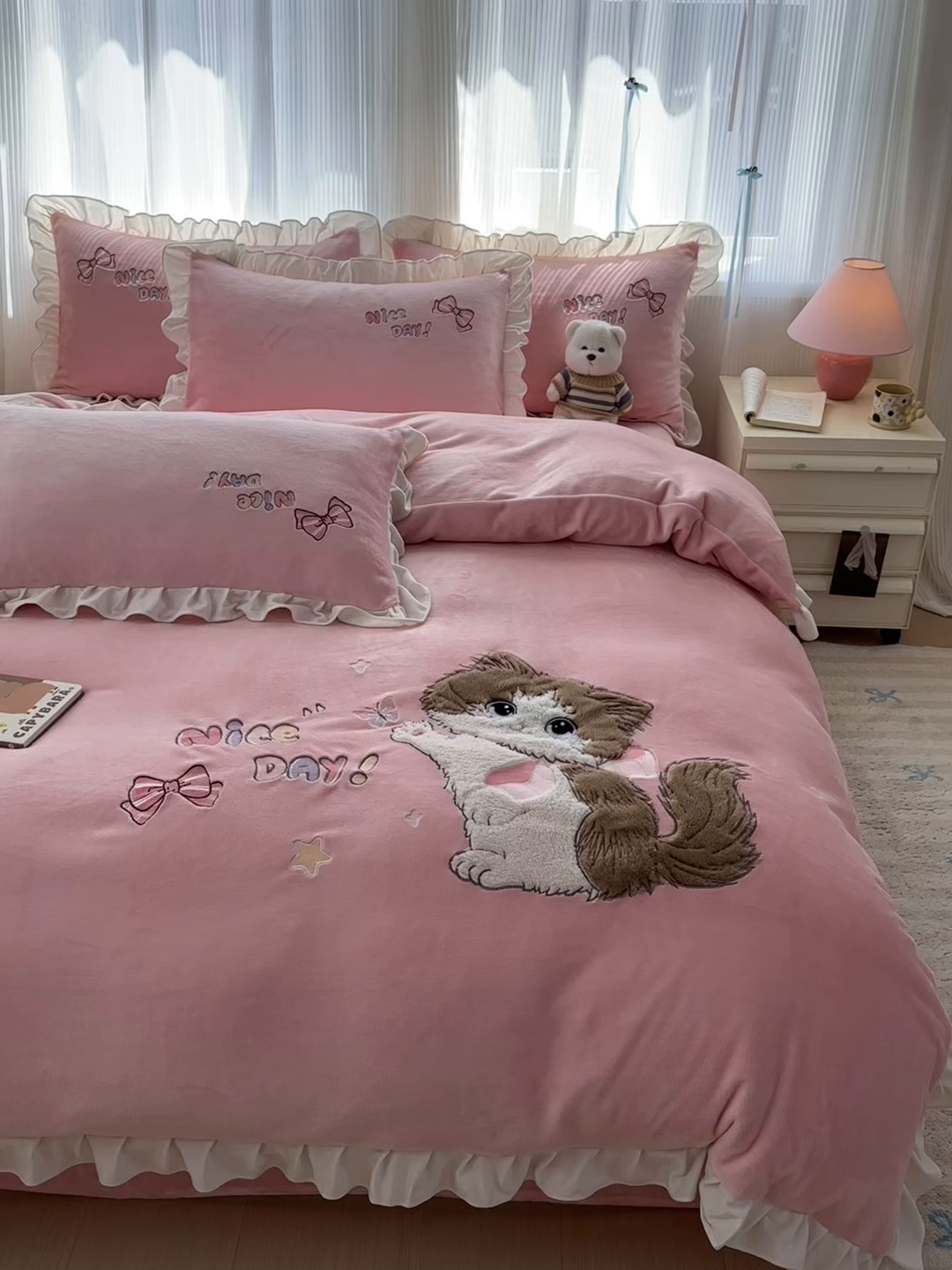 91家纺网 家纺一手货源 找家纺 （总）易禾 2025新款韩版牛奶绒卡通兔毛贴布刺绣床单款床笠款四件套三件套小奶猫系列（专版）