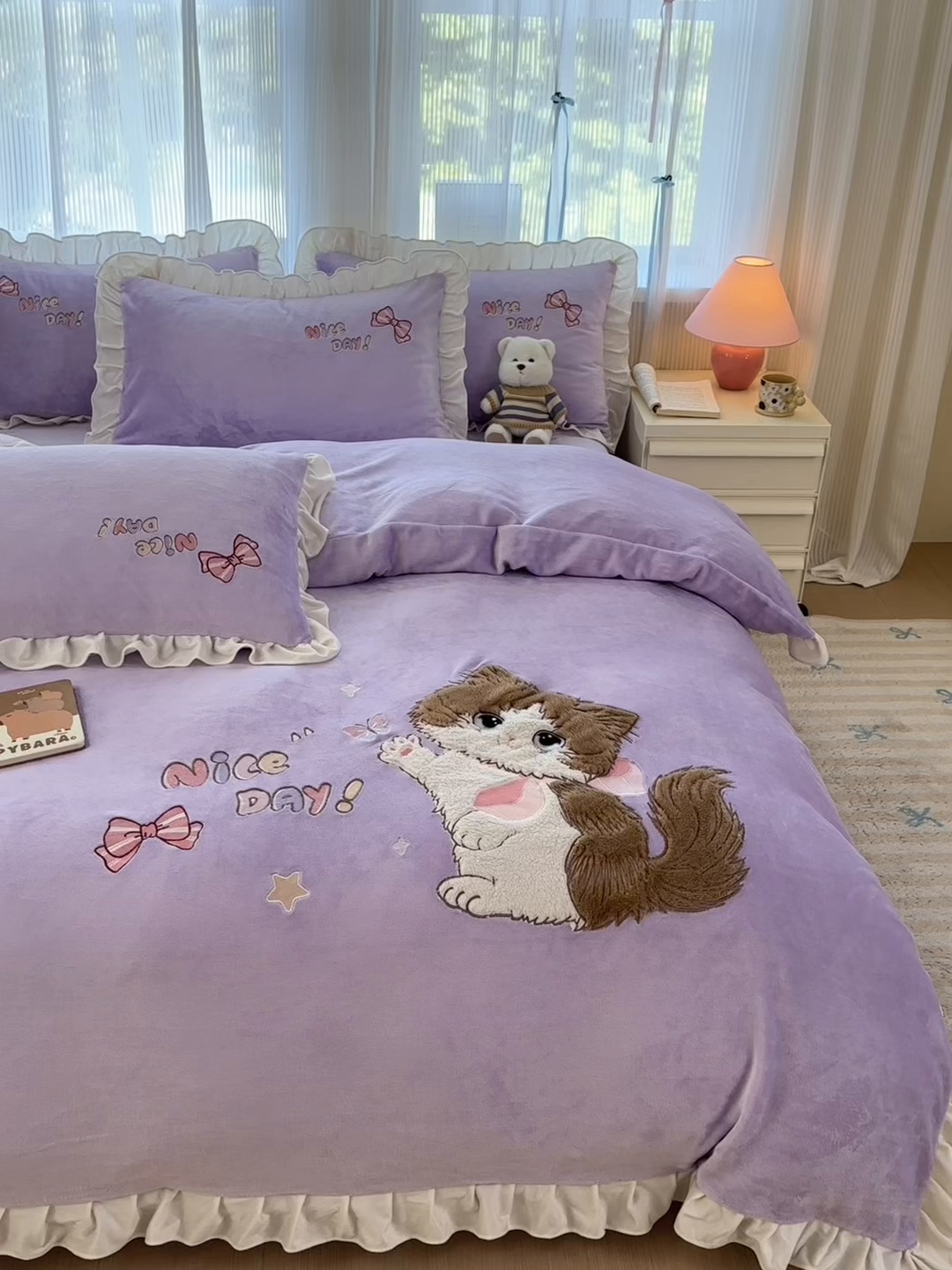 91家纺网 家纺一手货源 找家纺 （总）易禾 2025新款韩版牛奶绒卡通兔毛贴布刺绣床单款床笠款四件套三件套小奶猫系列（专版）