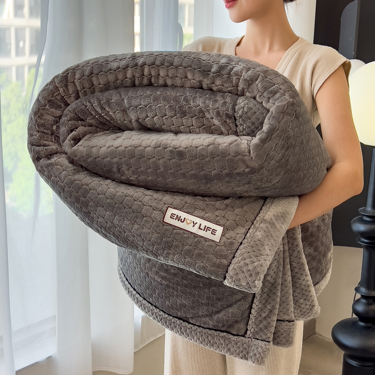 91家纺网 家纺一手货源 找家纺 （总）世纪绒品 2025新款A类六梳牛奶绒提花足球宝贝毛毯