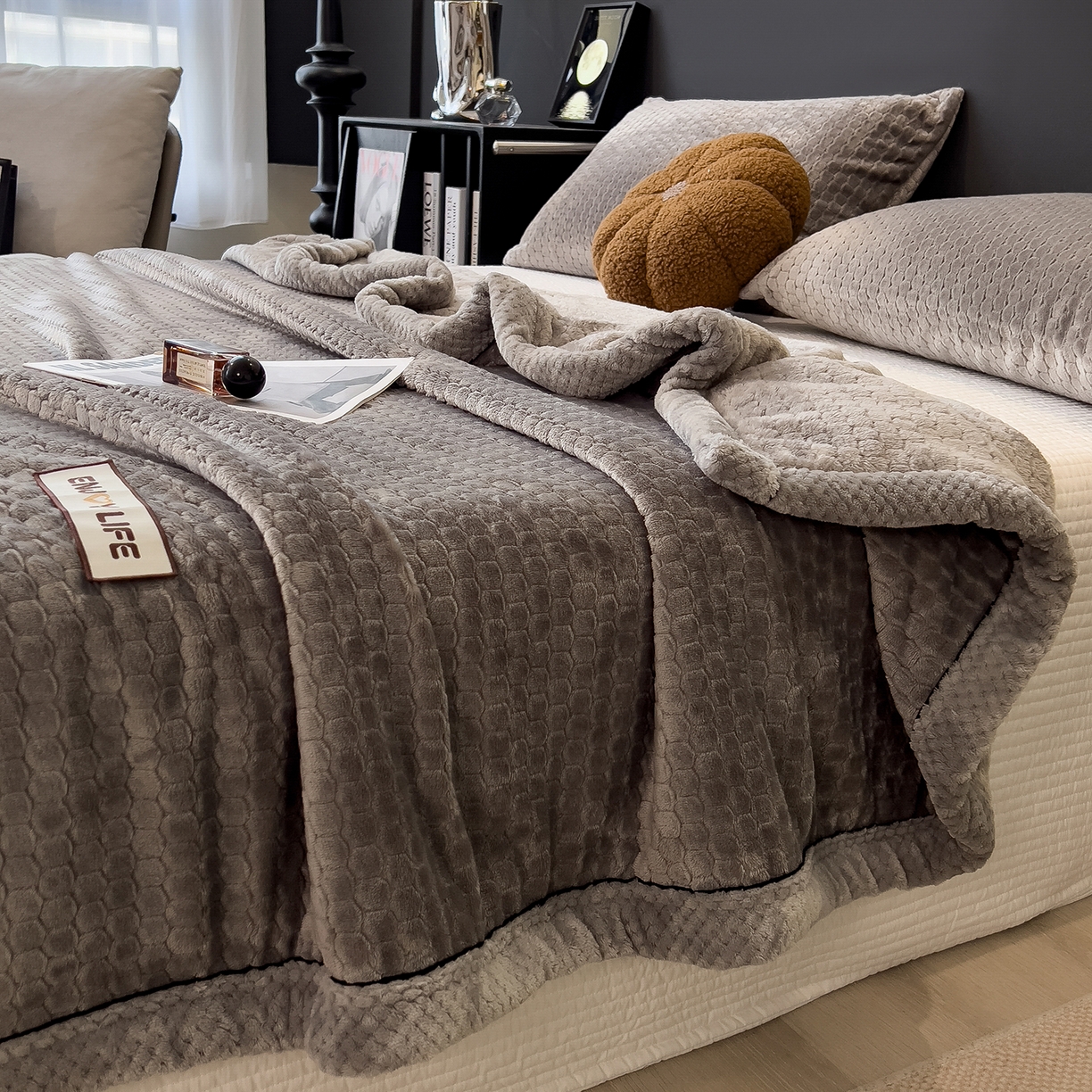 91家纺网 家纺一手货源 找家纺 （总）世纪绒品 2025新款A类六梳牛奶绒提花足球宝贝毛毯