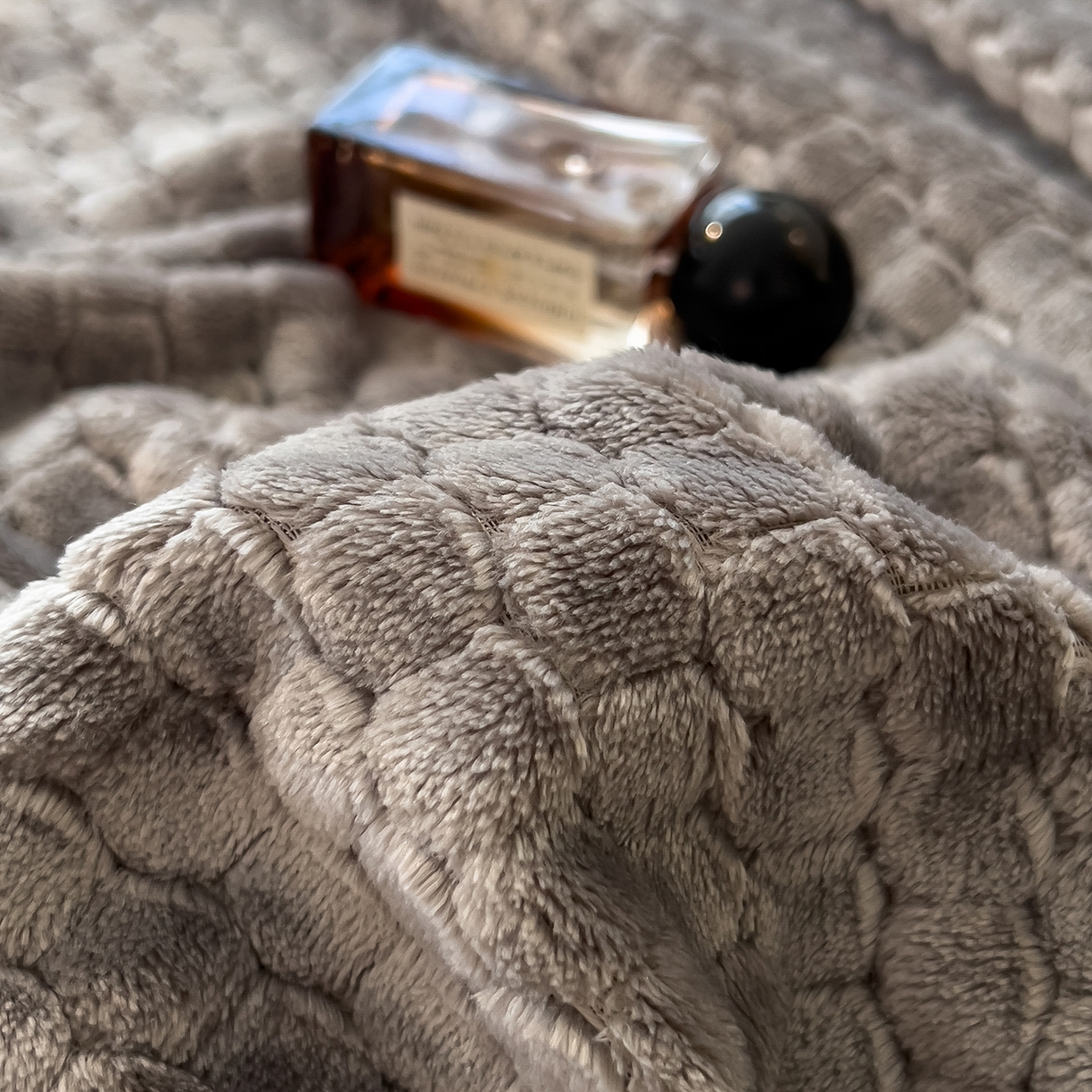 91家纺网 家纺一手货源 找家纺 （总）世纪绒品 2025新款A类六梳牛奶绒提花足球宝贝毛毯