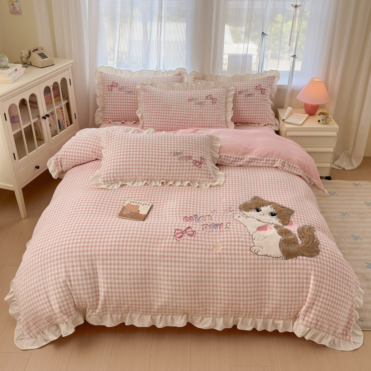 91家纺网 家纺一手货源 找家纺 （总）易禾 2025新款韩版牛奶绒卡通兔毛贴布刺绣床单款床笠款四件套三件套小奶猫系列（专版）