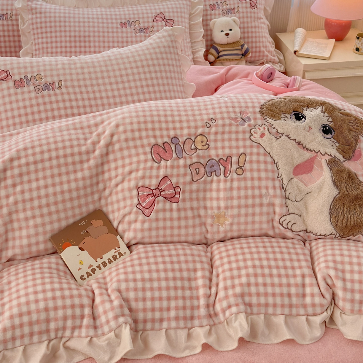 91家纺网 家纺一手货源 找家纺 （总）易禾 2025新款韩版牛奶绒卡通兔毛贴布刺绣床单款床笠款四件套三件套小奶猫系列（专版）