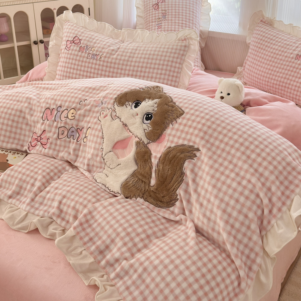 91家纺网 家纺一手货源 找家纺 （总）易禾 2025新款韩版牛奶绒卡通兔毛贴布刺绣床单款床笠款四件套三件套小奶猫系列（专版）