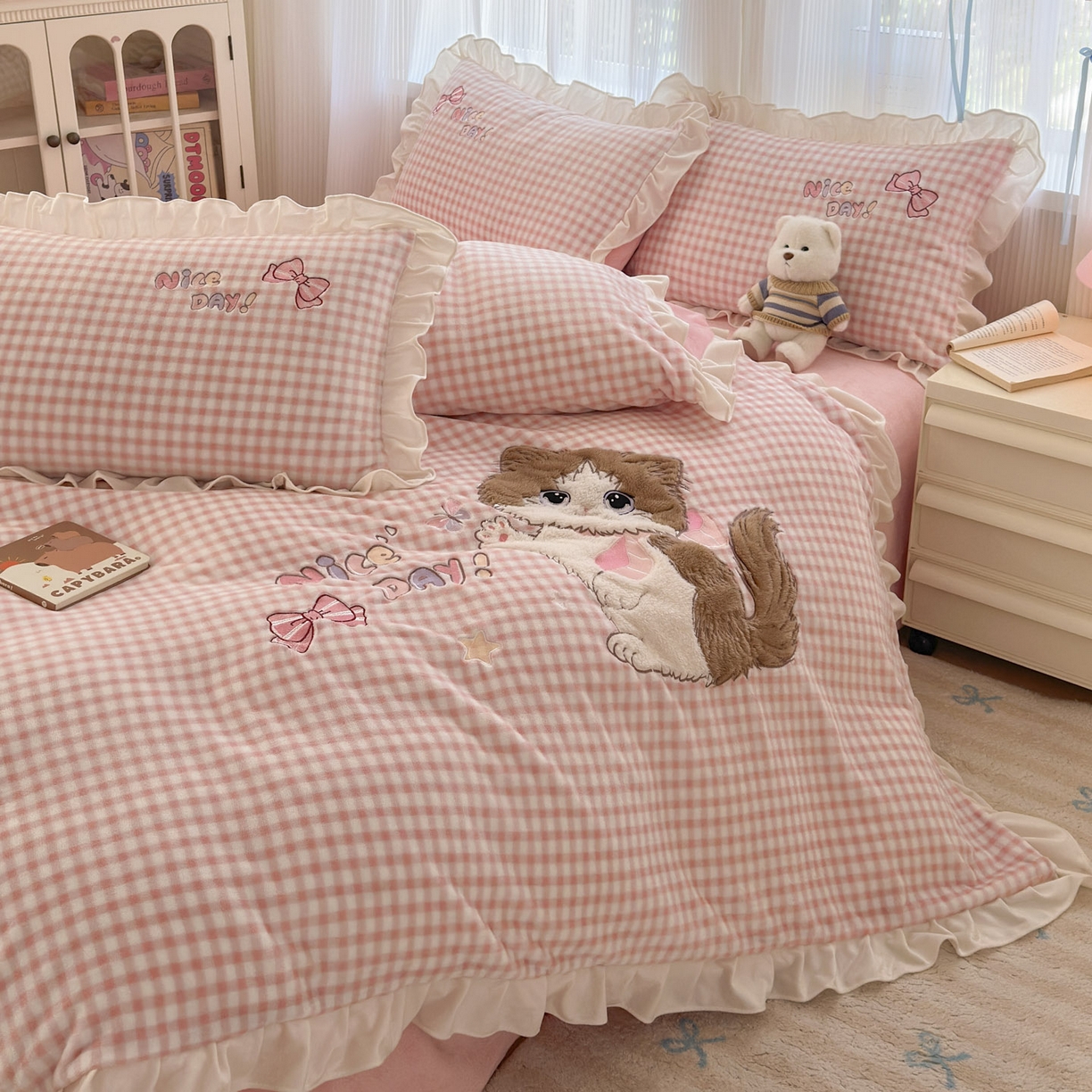 91家纺网 家纺一手货源 找家纺 （总）易禾 2025新款韩版牛奶绒卡通兔毛贴布刺绣床单款床笠款四件套三件套小奶猫系列（专版）