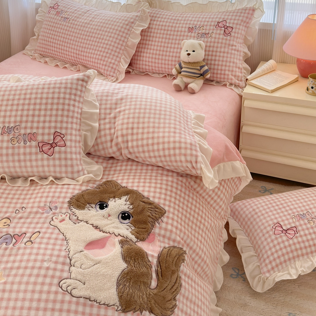 91家纺网 家纺一手货源 找家纺 易禾 2025新款韩版牛奶绒卡通兔毛贴布刺绣床单款床笠款四件套三件套小奶猫系列（专版） 小奶猫——粉格