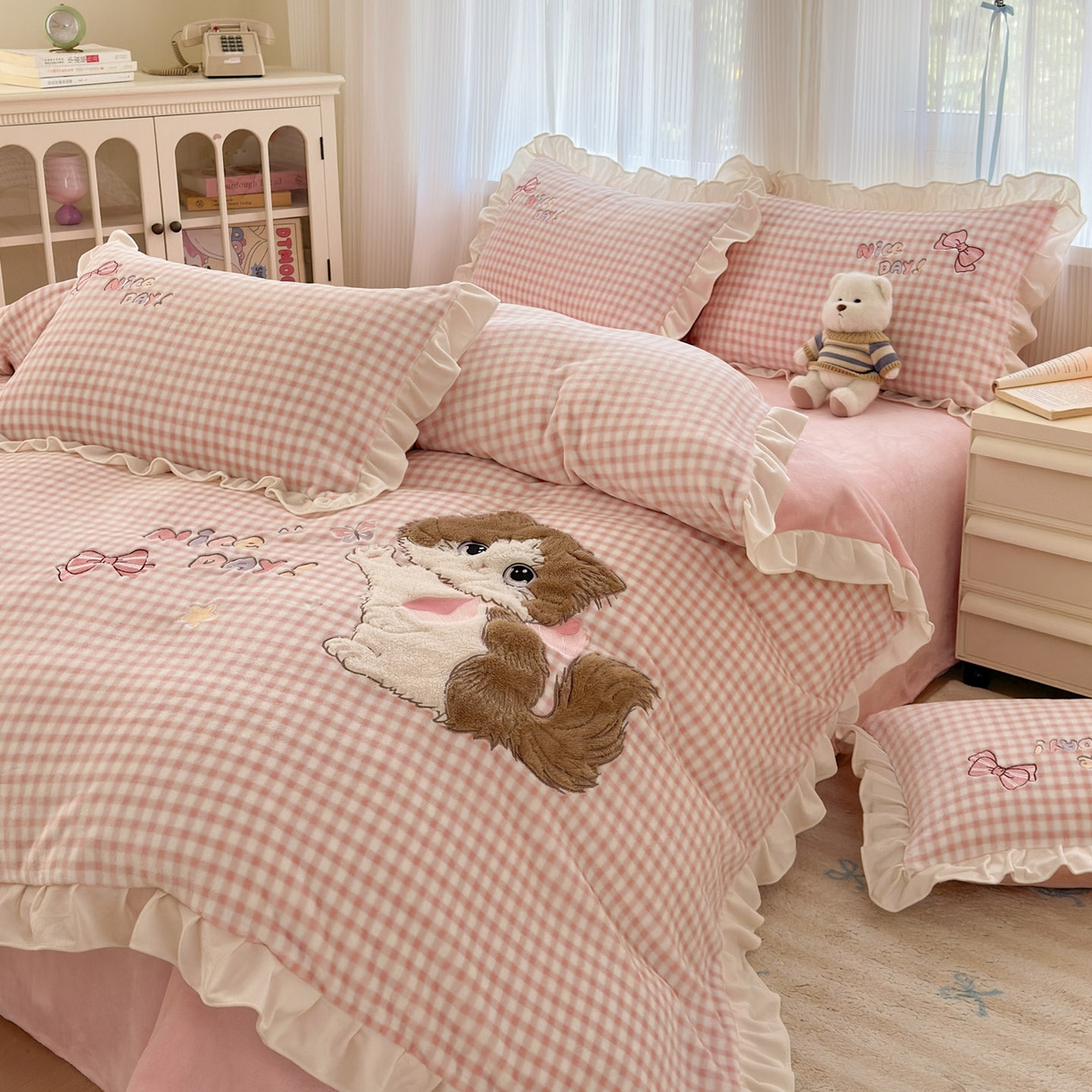 91家纺网 家纺一手货源 找家纺 易禾 2025新款韩版牛奶绒卡通兔毛贴布刺绣床单款床笠款四件套三件套小奶猫系列（专版） 小奶猫——粉格