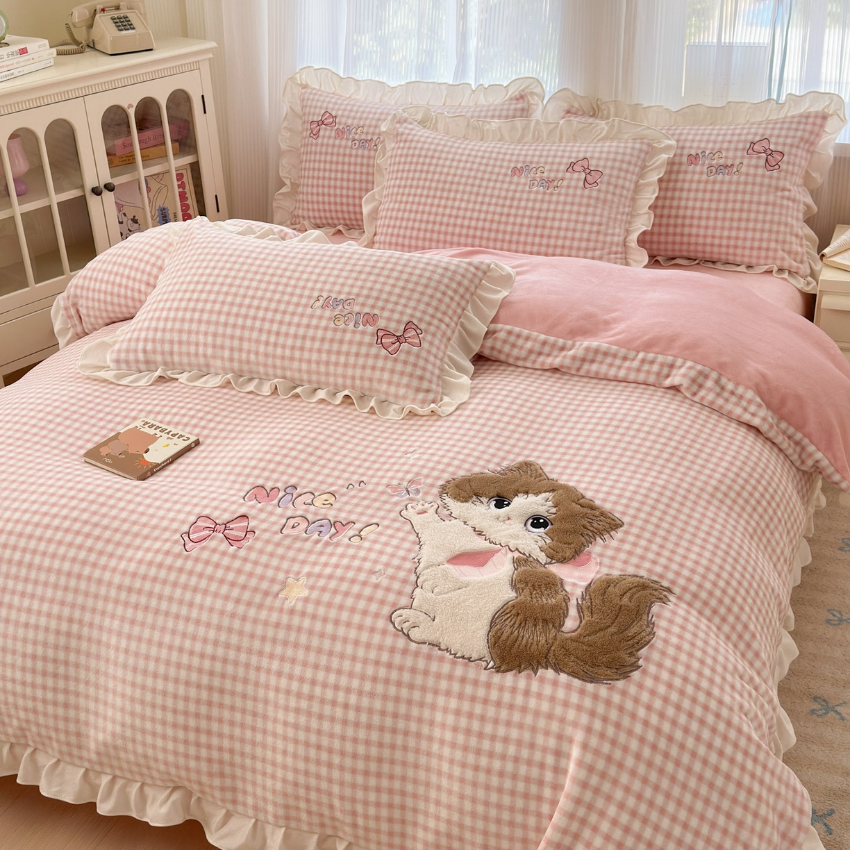 91家纺网 家纺一手货源 找家纺 易禾 2025新款韩版牛奶绒卡通兔毛贴布刺绣床单款床笠款四件套三件套小奶猫系列（专版） 小奶猫——粉格