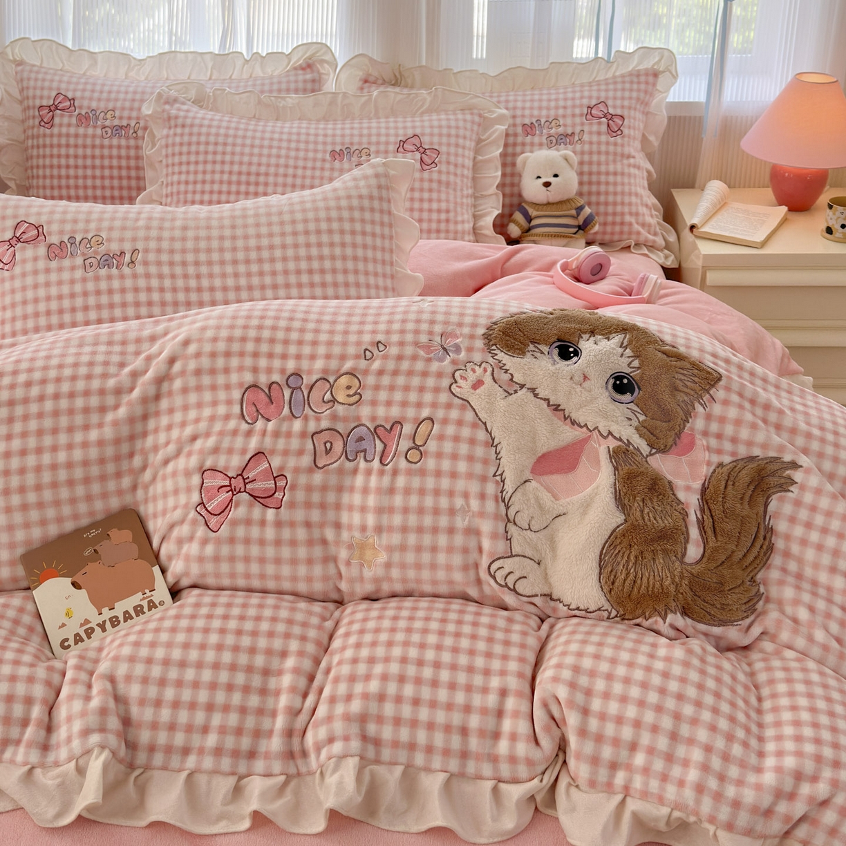 91家纺网 家纺一手货源 找家纺 易禾 2025新款韩版牛奶绒卡通兔毛贴布刺绣床单款床笠款四件套三件套小奶猫系列（专版） 小奶猫——粉格