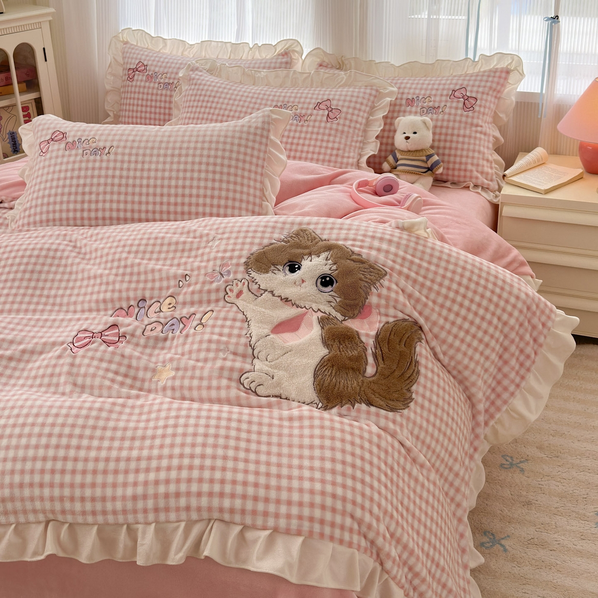 91家纺网 家纺一手货源 找家纺 易禾 2025新款韩版牛奶绒卡通兔毛贴布刺绣床单款床笠款四件套三件套小奶猫系列（专版） 小奶猫——粉格