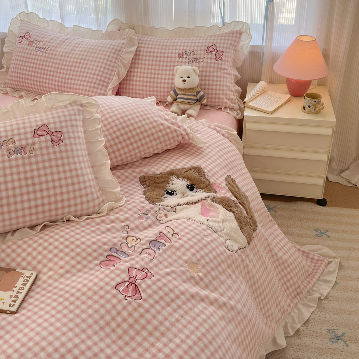 91家纺网 家纺一手货源 找家纺 易禾 2025新款韩版牛奶绒卡通兔毛贴布刺绣床单款床笠款四件套三件套小奶猫系列（专版） 小奶猫——粉格