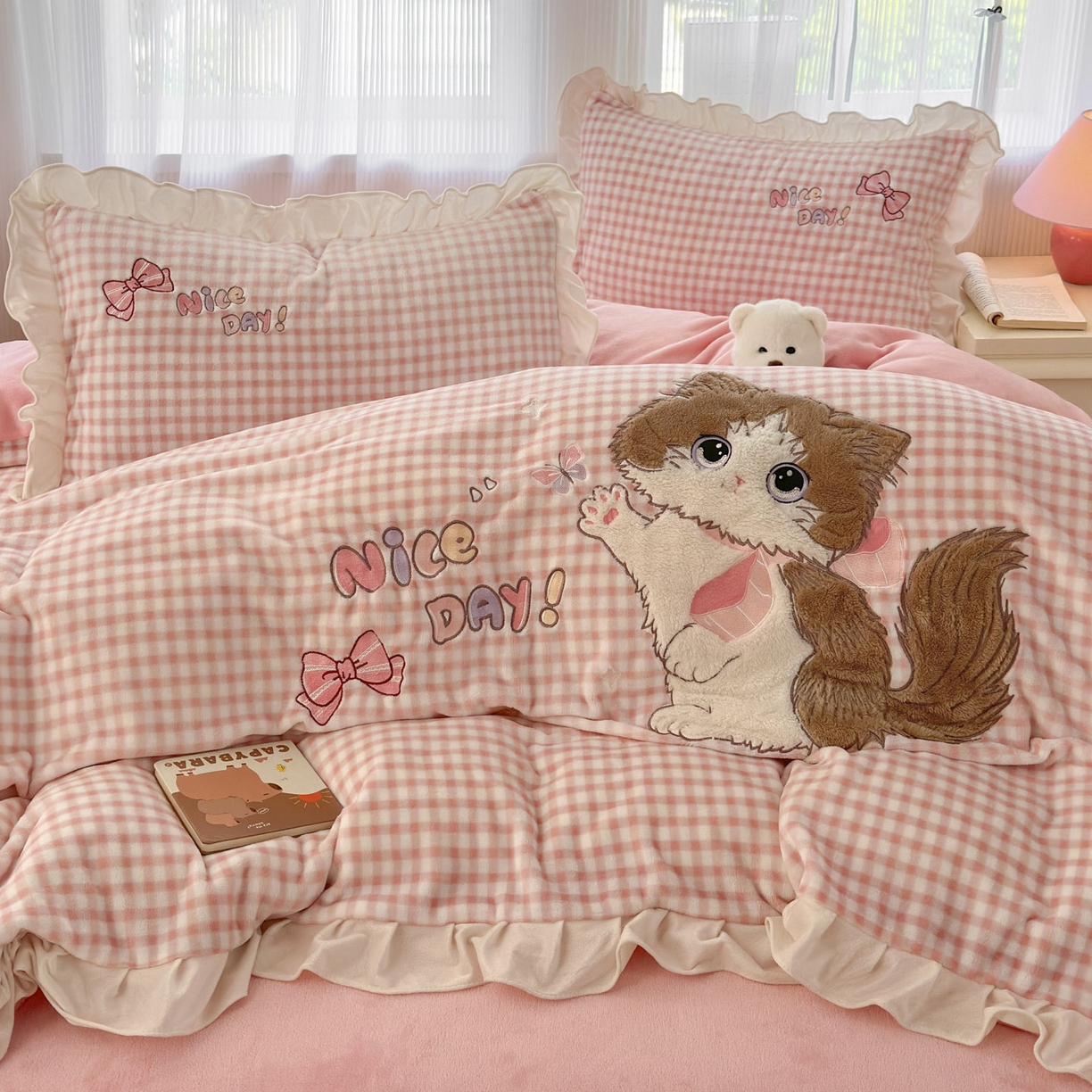 91家纺网 家纺一手货源 找家纺 易禾 2025新款韩版牛奶绒卡通兔毛贴布刺绣床单款床笠款四件套三件套小奶猫系列（专版） 小奶猫——粉格
