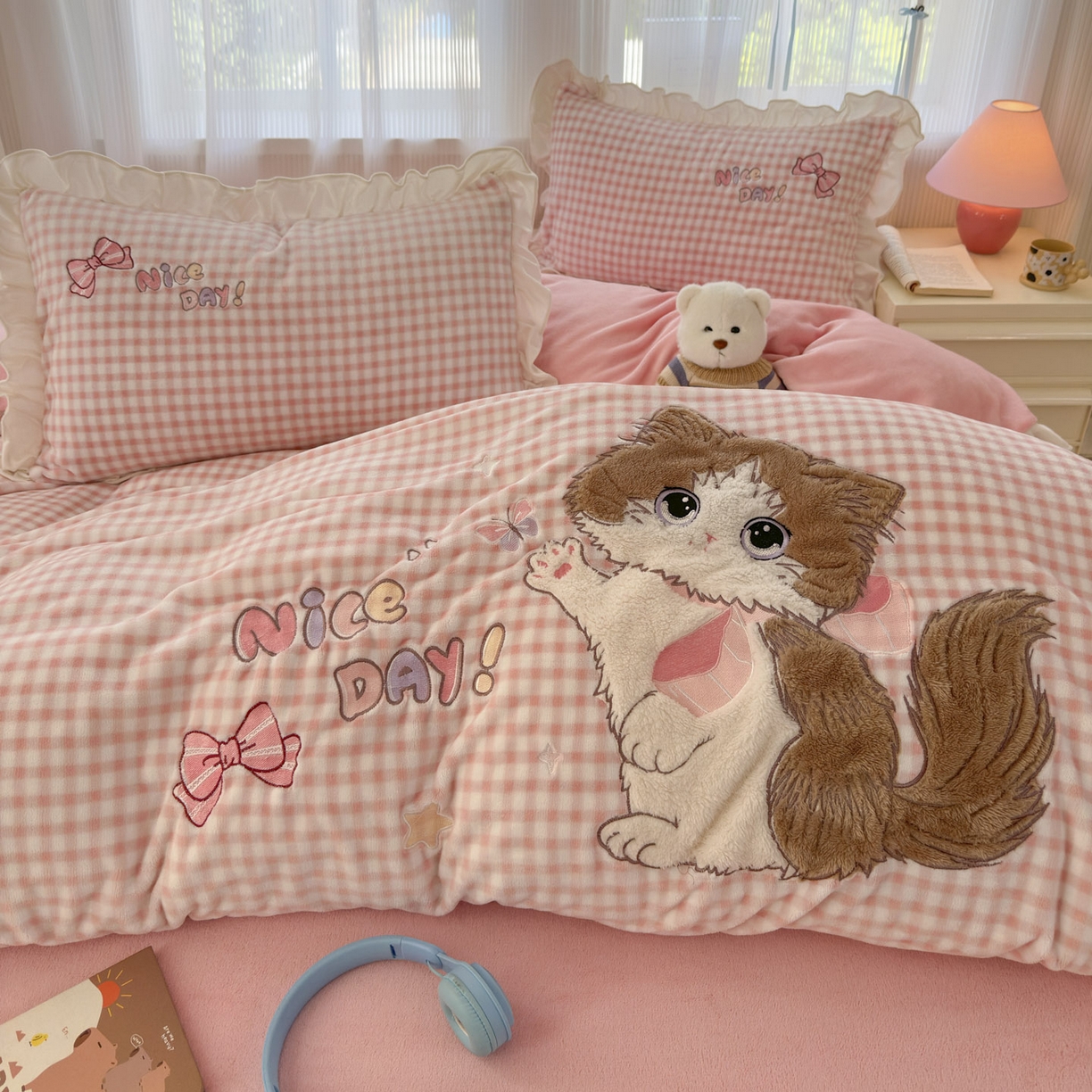 91家纺网 家纺一手货源 找家纺 易禾 2025新款韩版牛奶绒卡通兔毛贴布刺绣床单款床笠款四件套三件套小奶猫系列（专版） 小奶猫——粉格