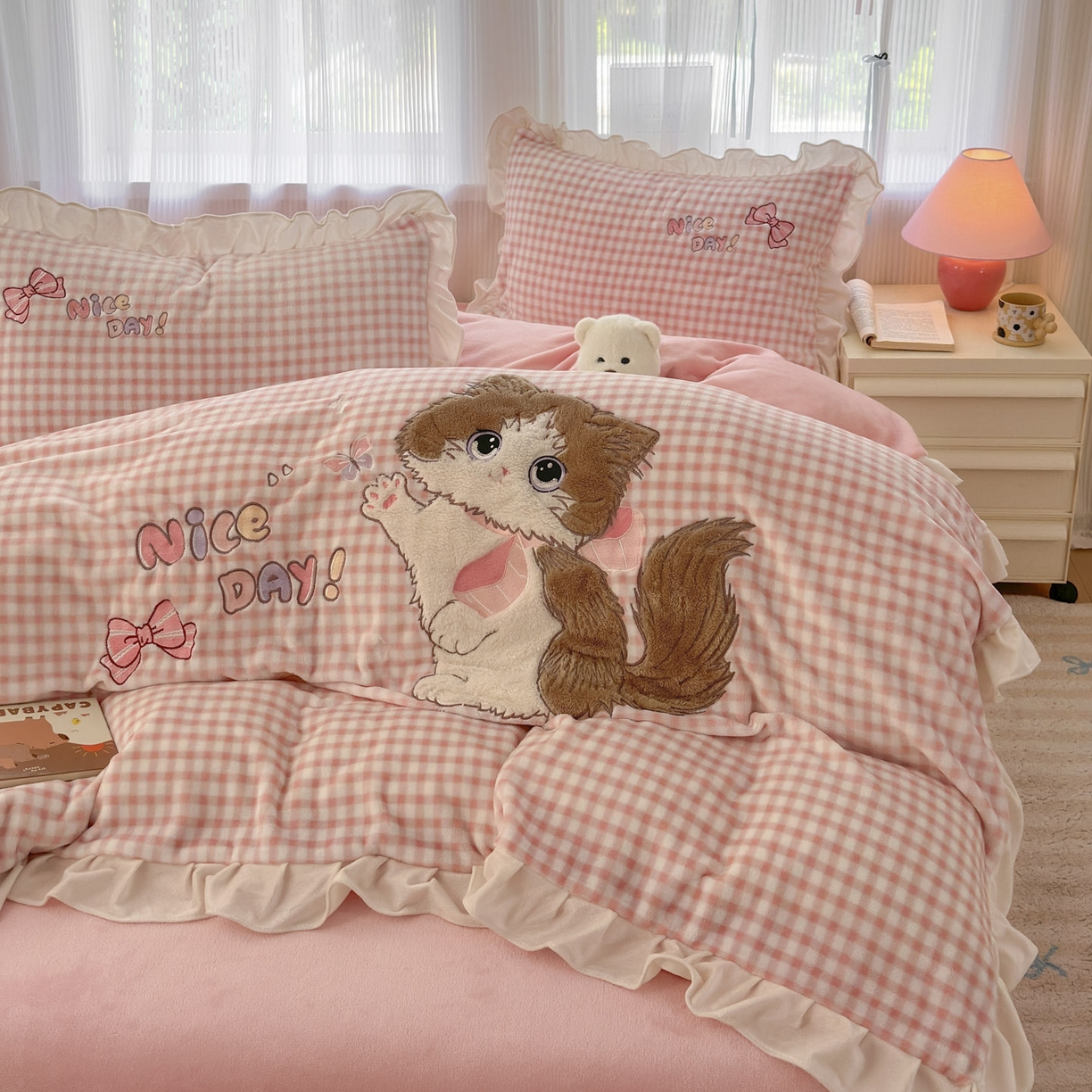 91家纺网 家纺一手货源 找家纺 易禾 2025新款韩版牛奶绒卡通兔毛贴布刺绣床单款床笠款四件套三件套小奶猫系列（专版） 小奶猫——粉格