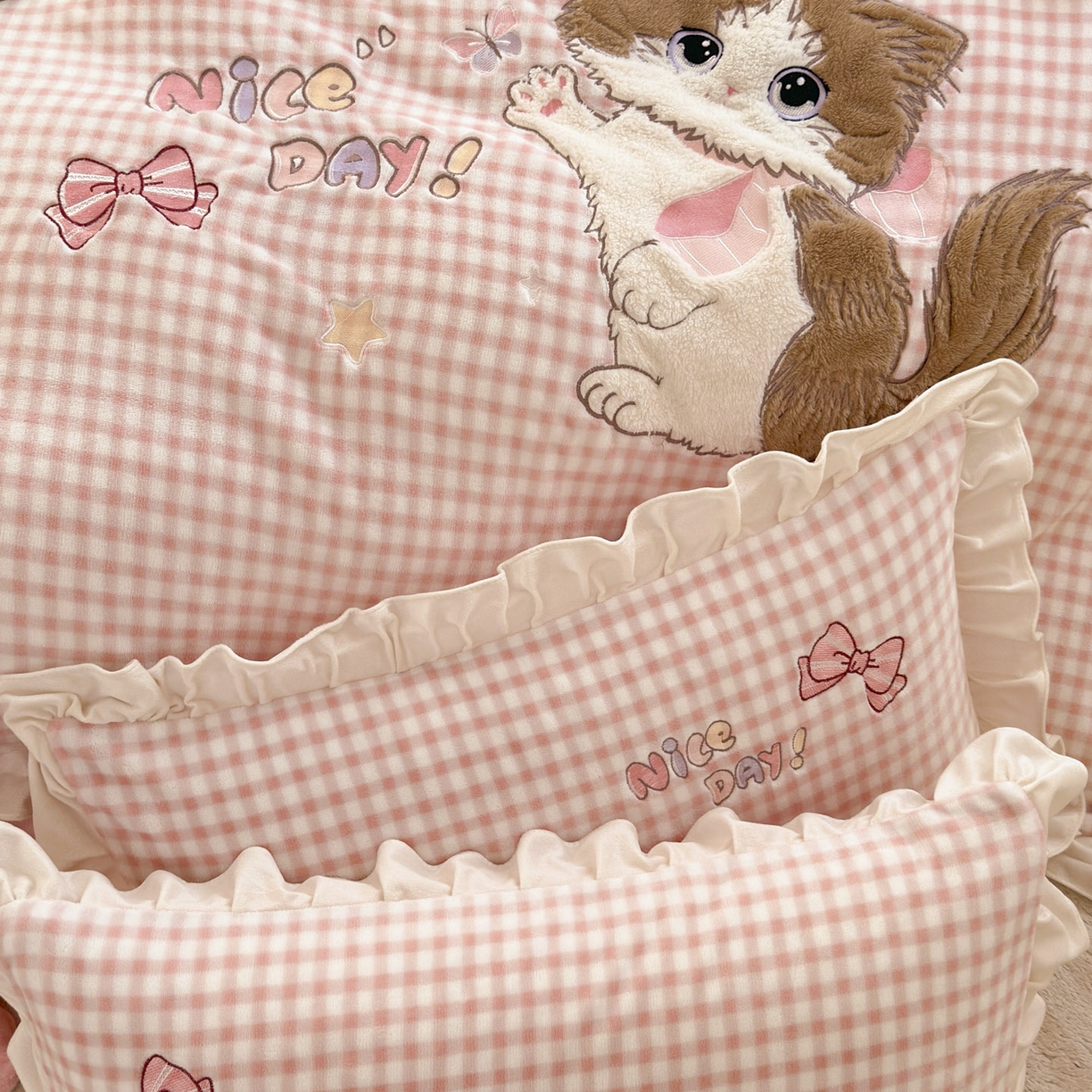 91家纺网 家纺一手货源 找家纺 易禾 2025新款韩版牛奶绒卡通兔毛贴布刺绣床单款床笠款四件套三件套小奶猫系列（专版） 小奶猫——粉格