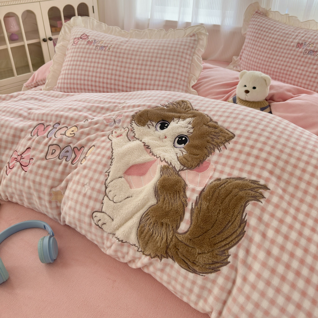 91家纺网 家纺一手货源 找家纺 易禾 2025新款韩版牛奶绒卡通兔毛贴布刺绣床单款床笠款四件套三件套小奶猫系列（专版） 小奶猫——粉格